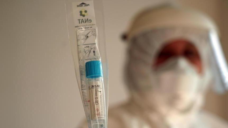 «Stiamo già pagando i tamponi alle farmacie»