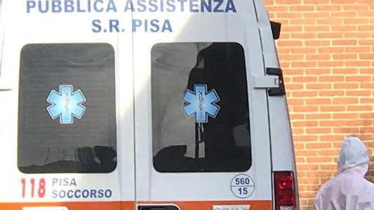 Grave bimbo di quattro anni travolto in casa da un mobile