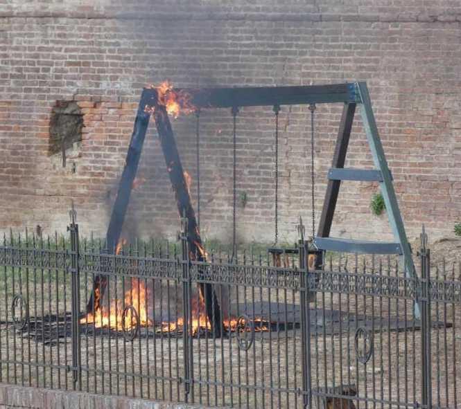 Ecco una nuova altalena dopo l’incendio doloso di poco più di un mese fa