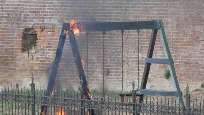 Ecco una nuova altalena dopo l’incendio doloso di poco più di un mese fa