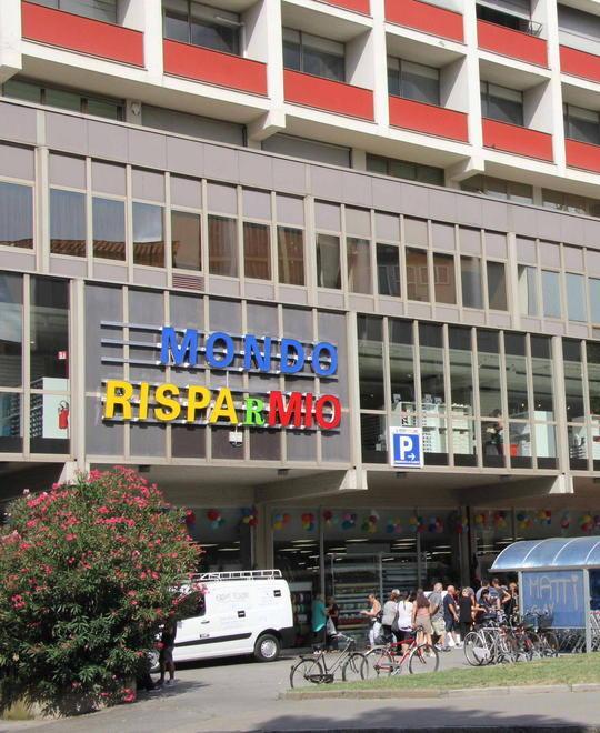 Arraffa otto profumi e li butta nel Bisenzio