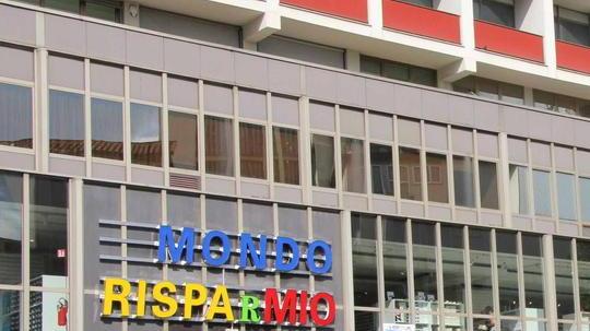 Arraffa otto profumi e li butta nel Bisenzio