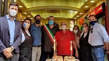 Festa alla pizzeria Arcobaleno La targa per la Bottega Storica