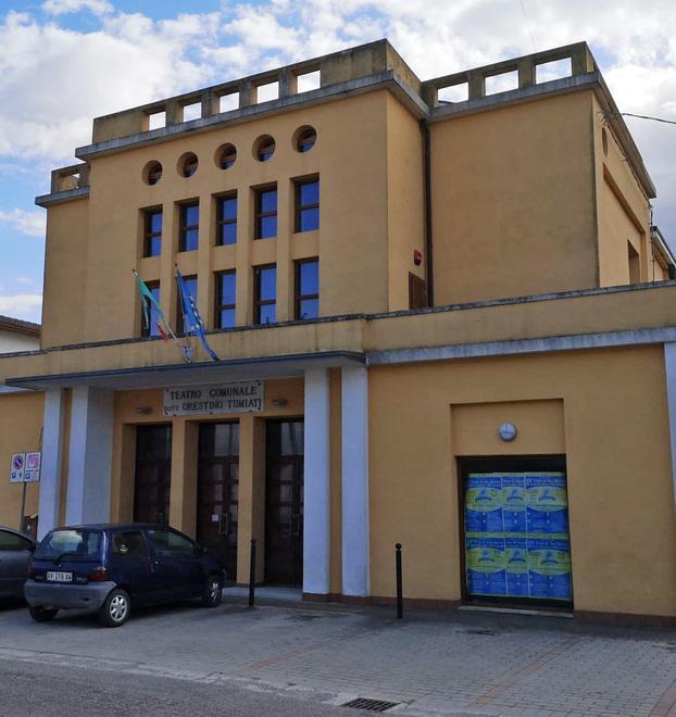 L’agonia del “Tumiati” Il teatro ristrutturato ma non ancora agibile 