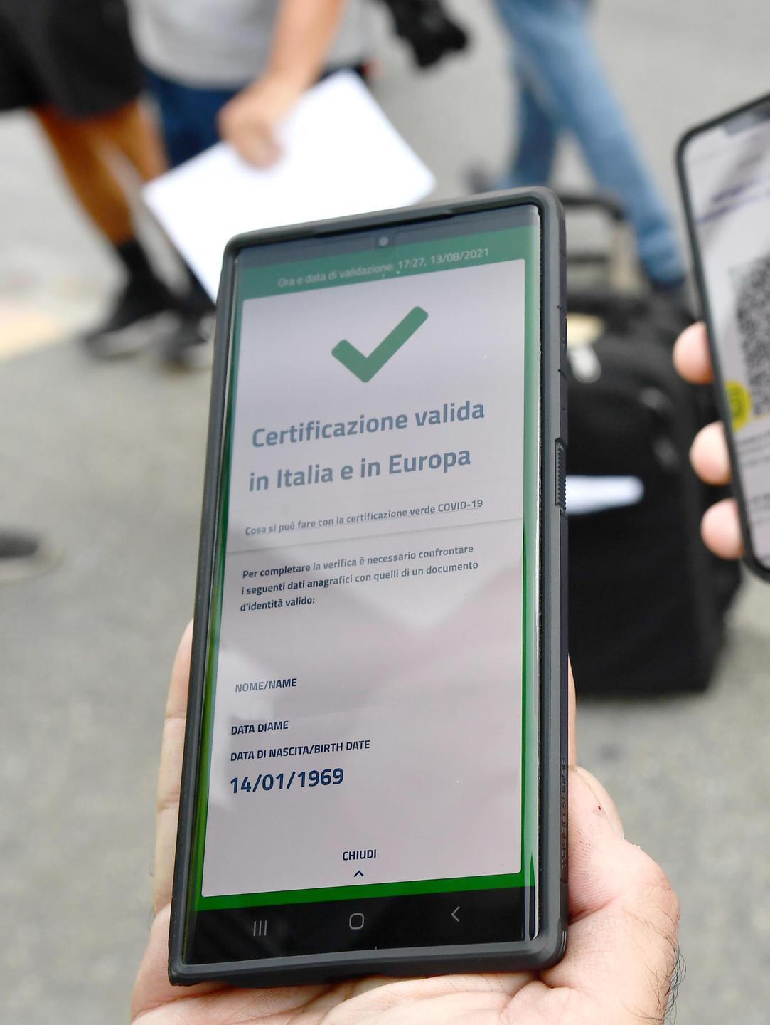 Trasporti e scuole, da domani serve il green pass 