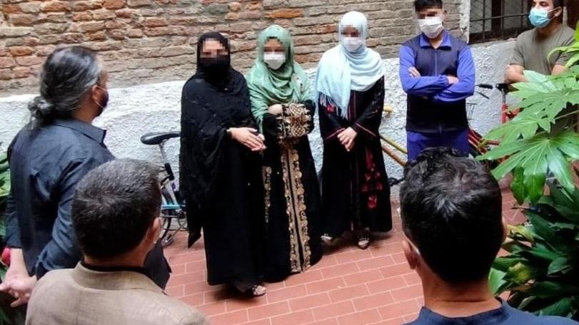 Ferrara, il racconto dei profughi: «Così siamo scappati dall’inferno di Kabul»
