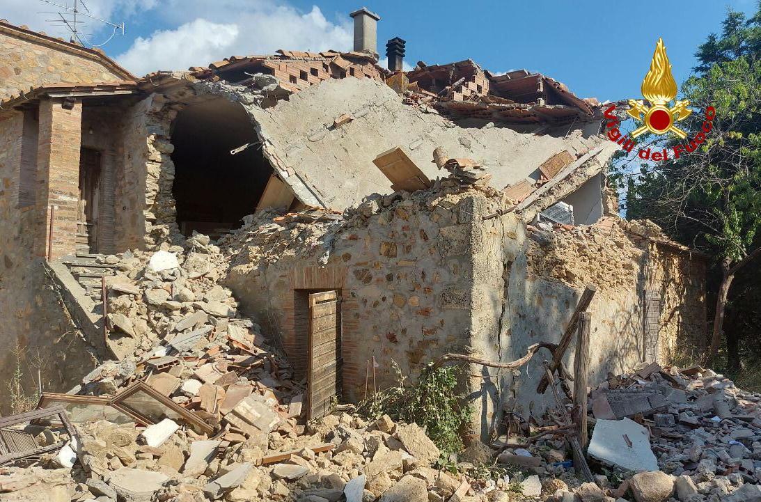 La casa sventrata dall'esplosione (foto vigili del fuoco)