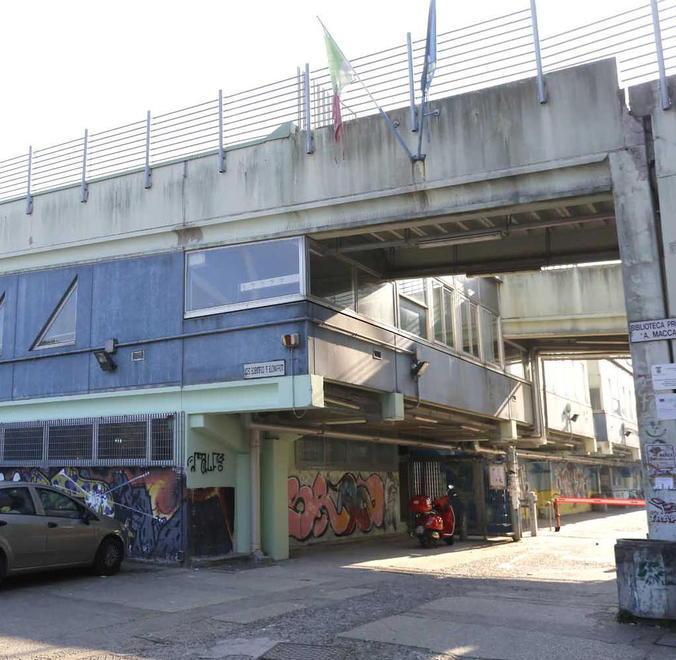 l’ingresso del liceo Buonarroti dove su 1.250 iscritti, 400 ragazzi, suddivisi in 18 classi, non hanno, al momento, assegnata alcuna aula