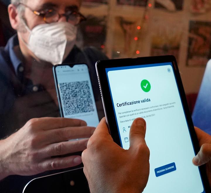 “Convertiti” e malati immaginari, i no-vax e la corsa al Green pass 