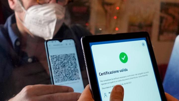 “Convertiti” e malati immaginari, i no-vax e la corsa al Green pass