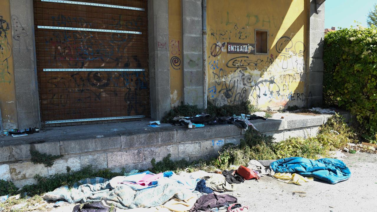 L’ex scalo merci di Lucca ridotto a discarica a cielo aperto e a rifugio notturno