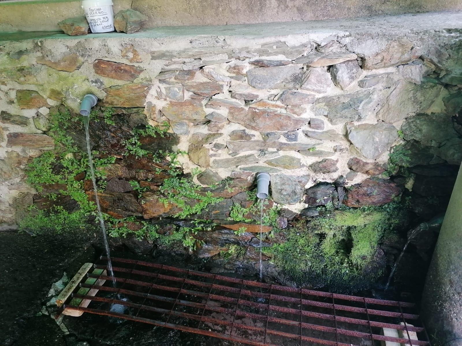 L’acqua di San Venerio che sgorga dalle fontanelle sopra San Carlo