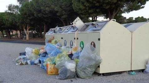 Esa scagiona i turisti e accusa gli elbani: «Isole ecologiche intasate dai residenti»
