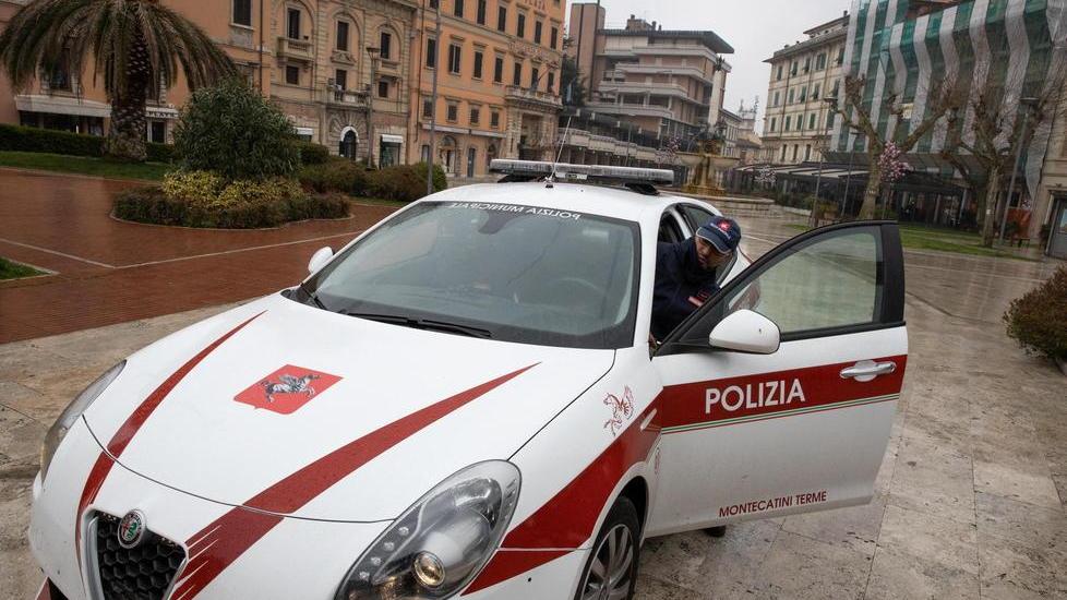 Maltratta il padre per mesi, arrestata la figlia di 34 anni