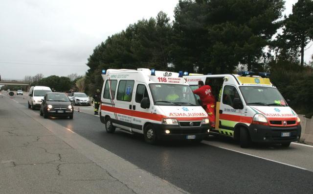 I volontari della Pubblica assistenza durante un soccorso (foto d'archivio)