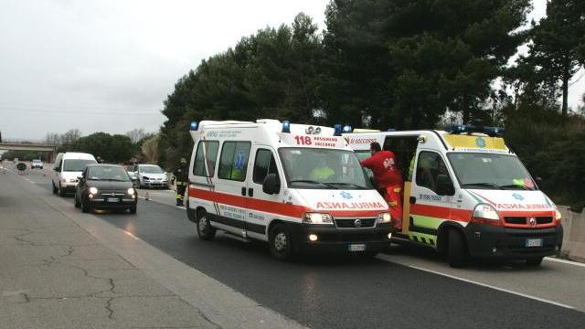 I volontari della Pubblica assistenza durante un soccorso (foto d'archivio)
