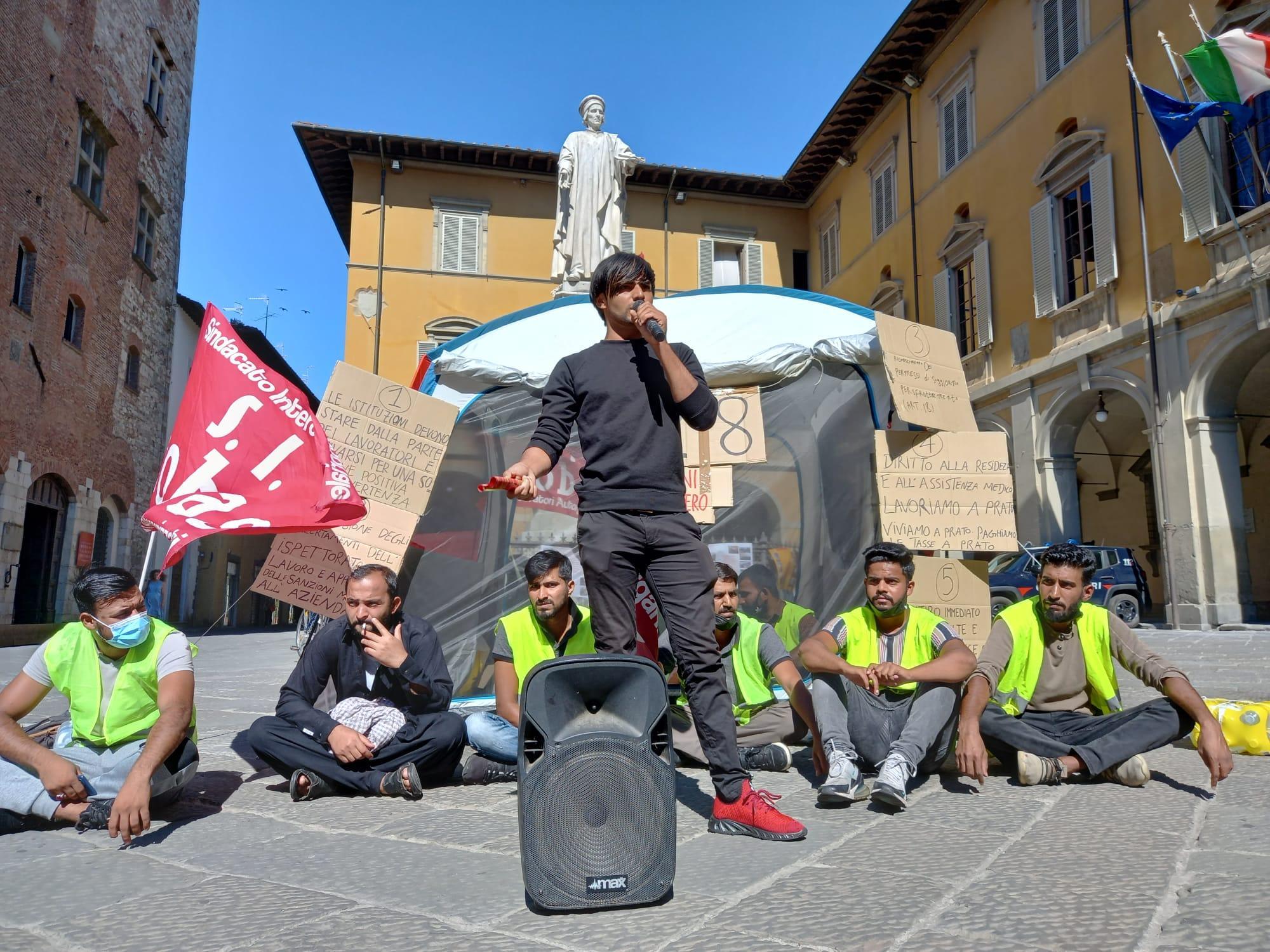 La manifestazione davanti al Comune