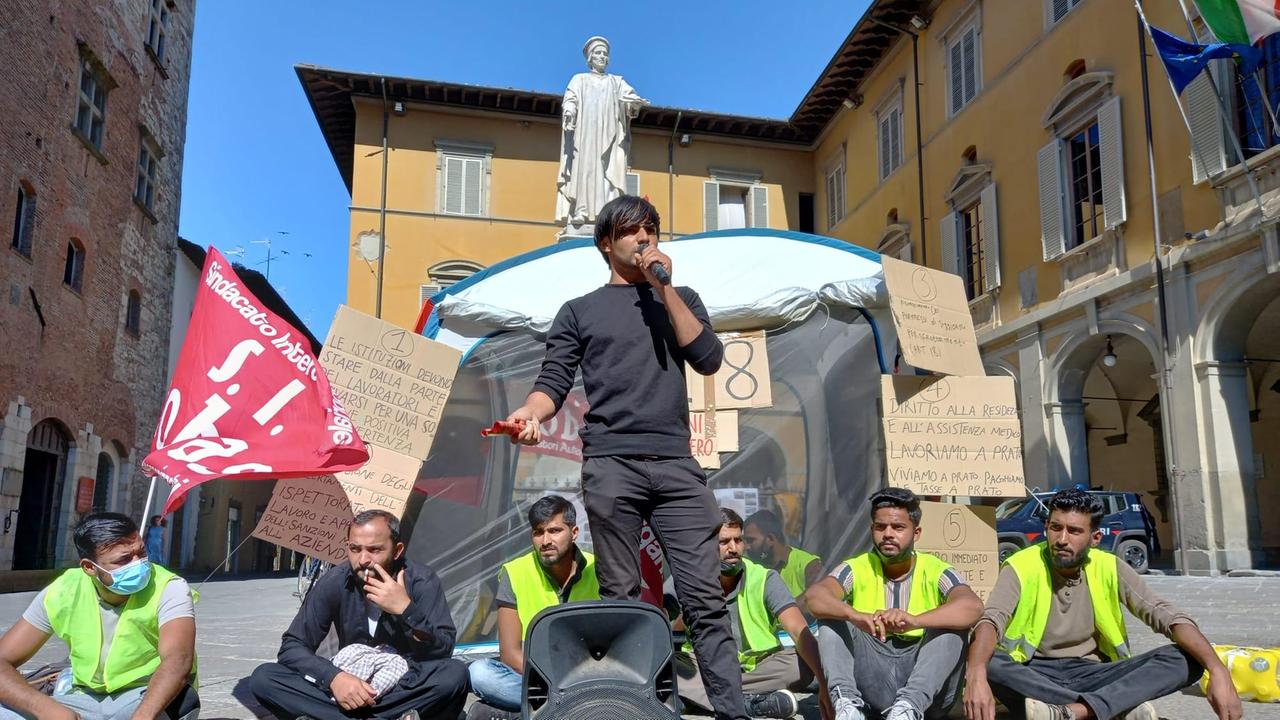 La manifestazione davanti al Comune