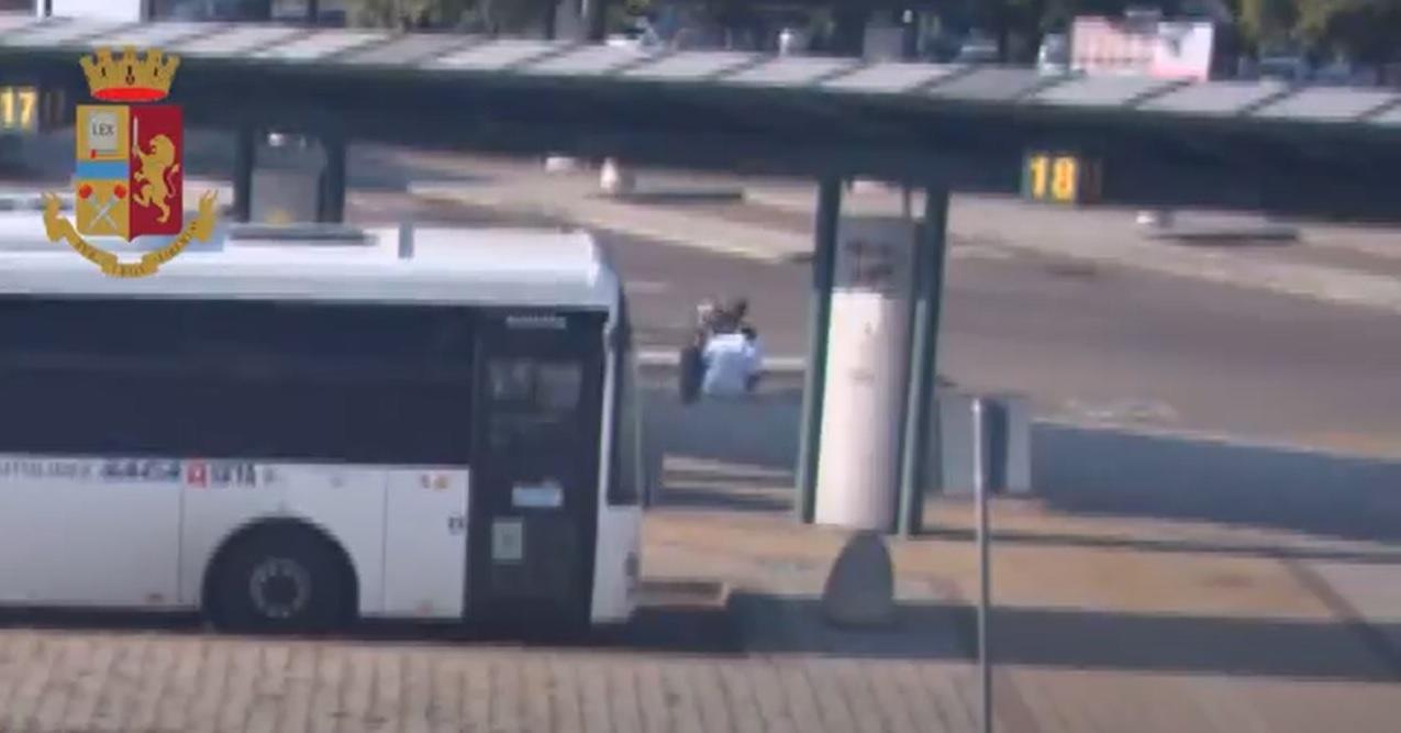 L'aggressione ripresa dalle telecamere di videosorveglianza installate in piazzale Europa