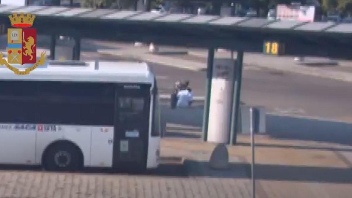 L'aggressione ripresa dalle telecamere di videosorveglianza installate in piazzale Europa