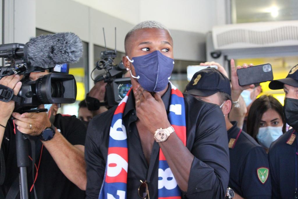 Ecco Keita all'aeroporto di Cagliari-Elmas (foto Mario Rosas)