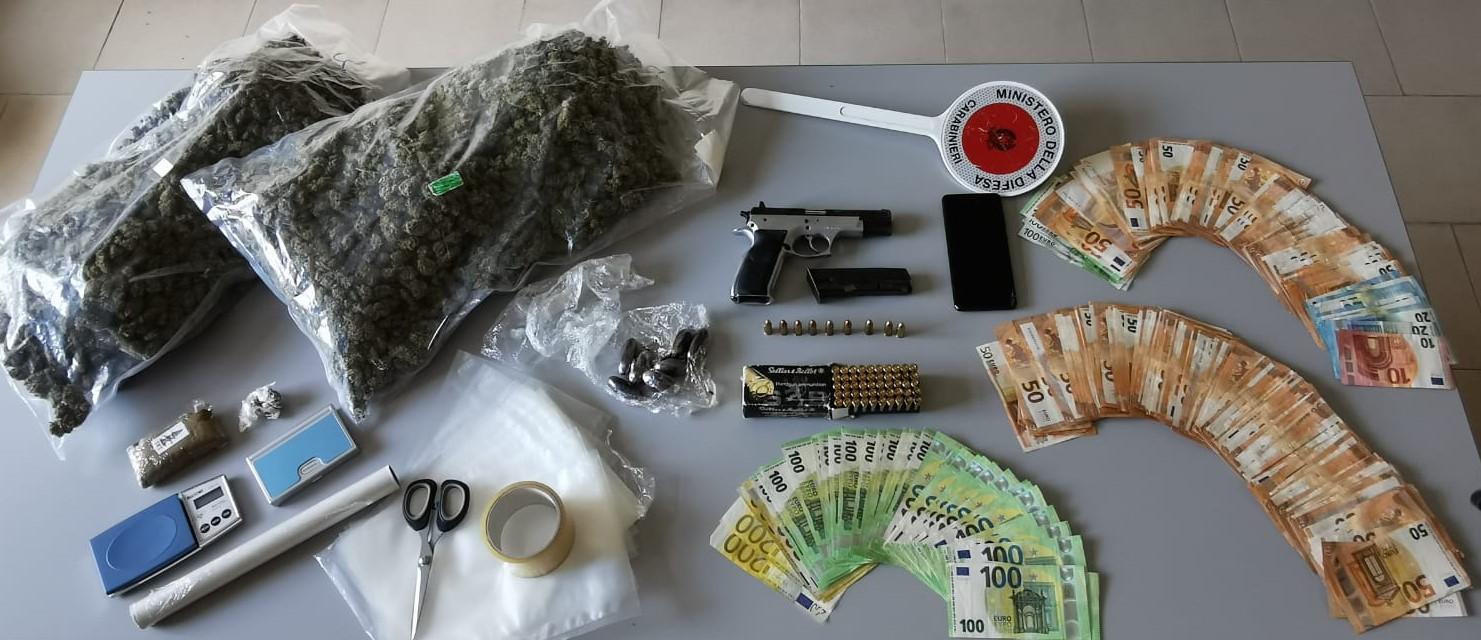 Cento, in casa aveva droga, soldi e armi: arrestato 29enne