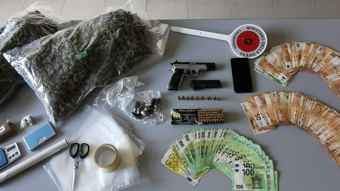 Cento, in casa aveva droga, soldi e armi: arrestato 29enne