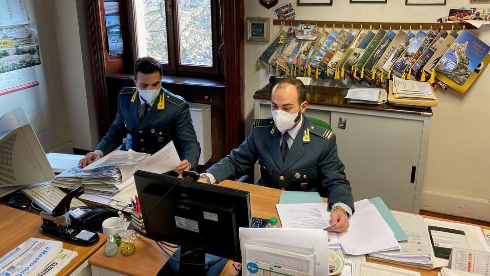 Riceve il reddito di cittadinanza per il padre detenuto in carcere