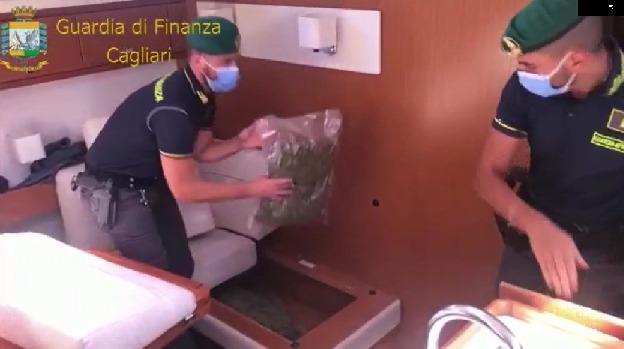 Cento chili di marijuana su un veliero al largo di Sant'Antioco: arrestati due presunti trafficanti