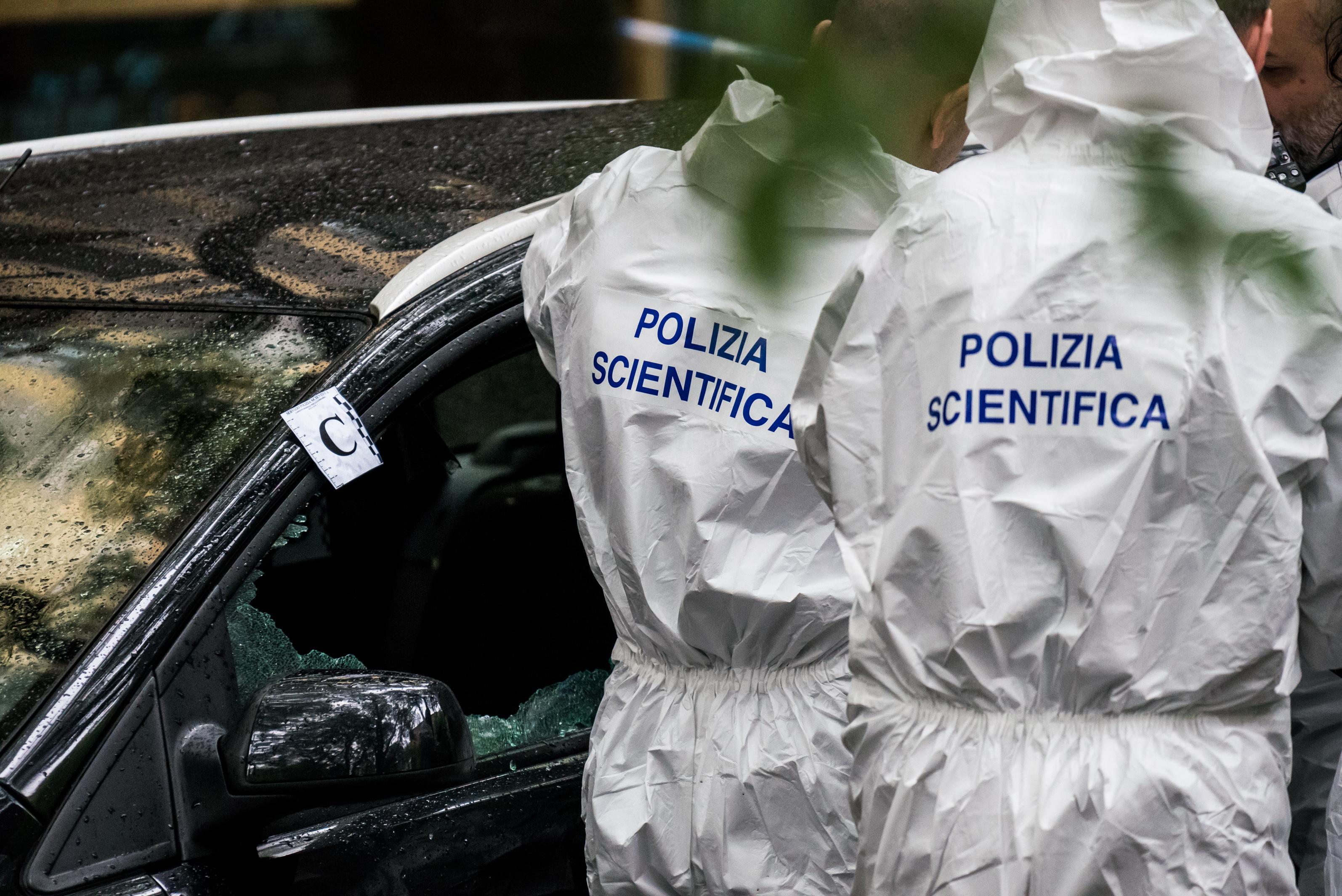 Due agenti della polizia scientifica (foto d'archivio)