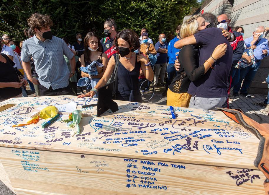 Ferrara, folla per l’addio a Bertoncelli: «Ciao Luca, grazie di tutto» 