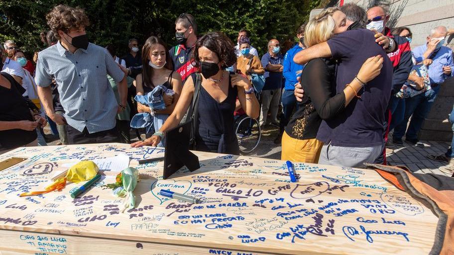 Ferrara, folla per l’addio a Bertoncelli: «Ciao Luca, grazie di tutto»