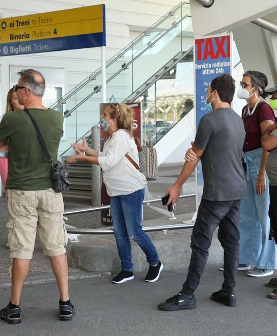 Reggio Emilia, la protesta dei no green pass non decolla. In nove a manifestare alla Mediopadana 
