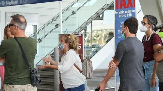 Reggio Emilia, la protesta dei no green pass non decolla. In nove a manifestare alla Mediopadana