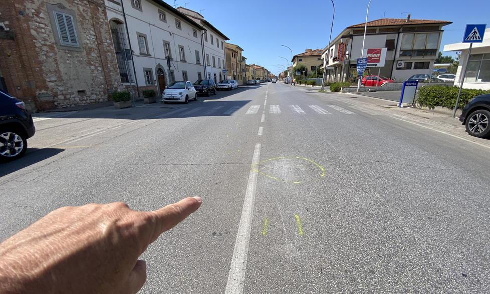 Il punto dell’impatto tra la bici e lo scooter sulla Tosco Romagnola (foto Franco Silvi)
