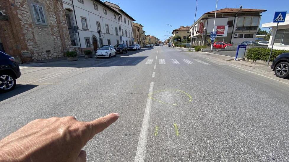Il punto dell’impatto tra la bici e lo scooter sulla Tosco Romagnola (foto Franco Silvi)