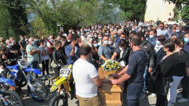 Il lungo abbraccio dei 400 a Cristian: addio col rombo delle moto da cross