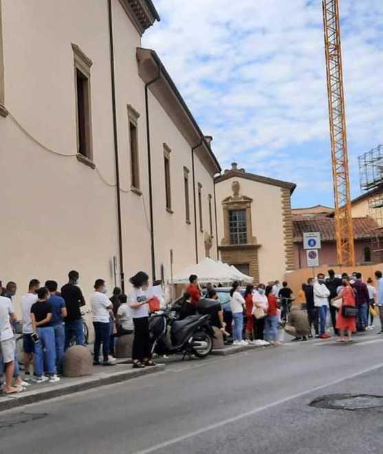 Il caso dei cinesi vaccinati in Cina di nuovo in fila a caccia del Green pass 