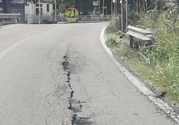 Pericolosa crepa sulla via