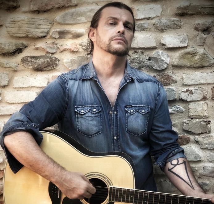 Ferrara, Grignani al Comfort Festival chitarra e voce: «La musica è tutto e la vivo con sincerità» 