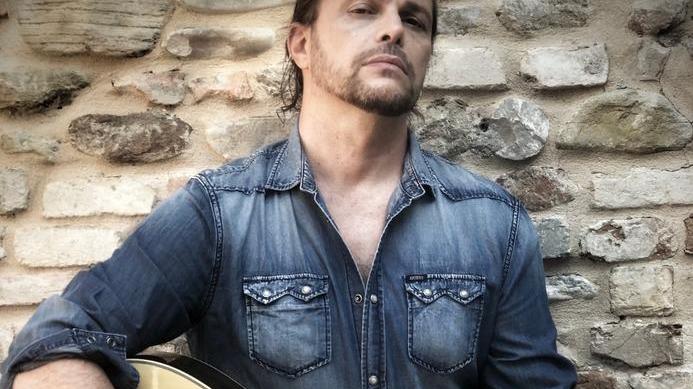 Ferrara, Grignani al Comfort Festival chitarra e voce: «La musica è tutto e la vivo con sincerità»