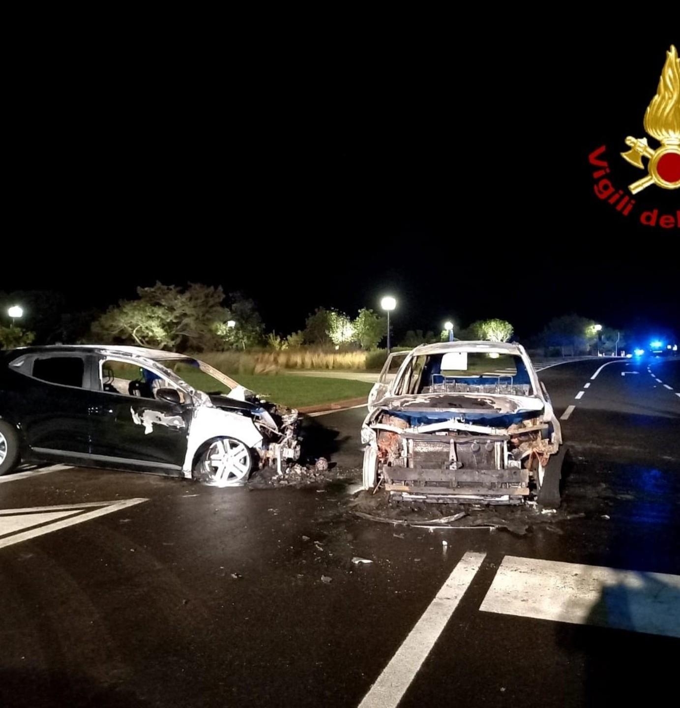 Auto in fiamme dopo lo scontro 