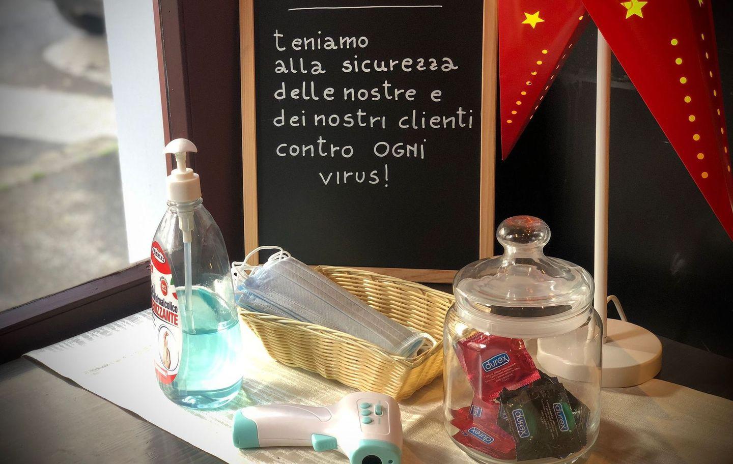 Gel, mascherina e condom in omaggio ai clienti 