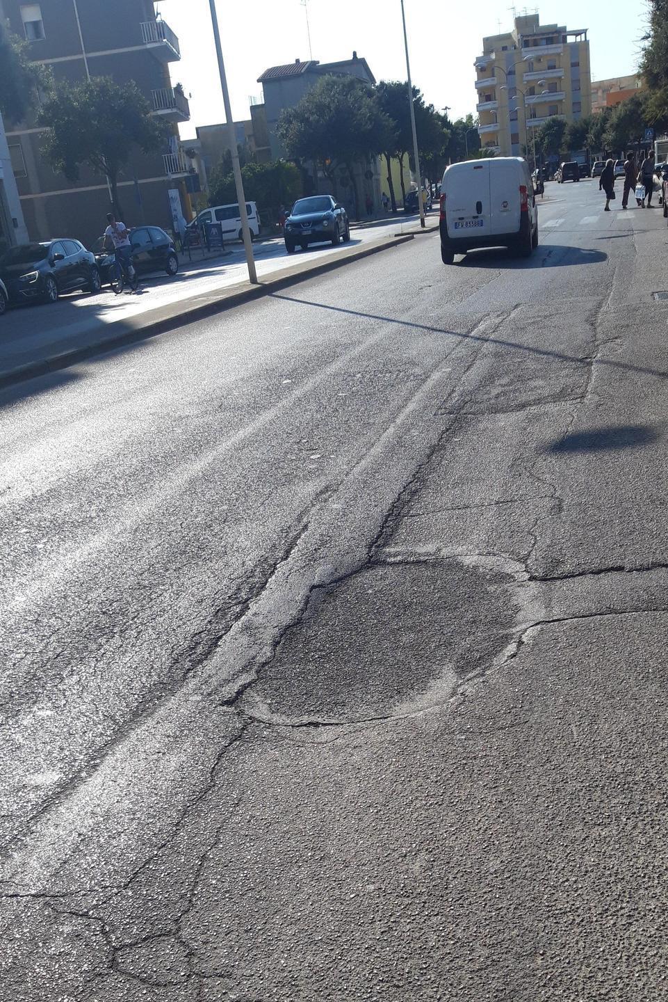 Viale delle Vigne: buche, traffico e inciviltà
