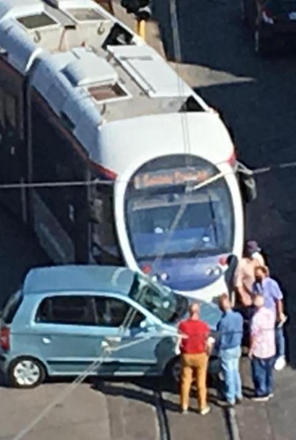 Fa inversione con l’auto e finisce contro Sirio