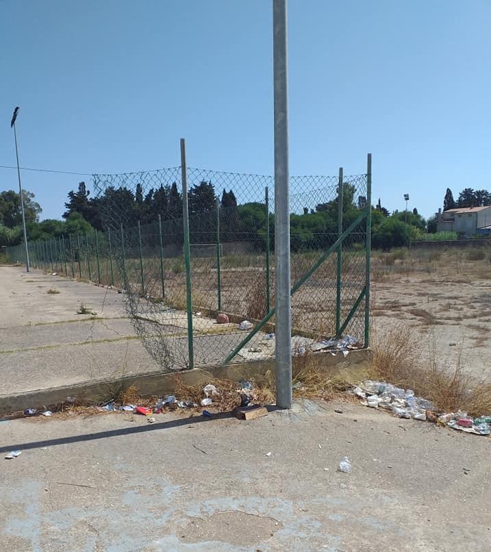Solanas il campo sportivo in completo abbandono 