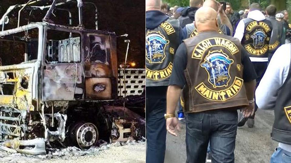 In alto uno dei camion dati alle fiamme durante la guerra a colpi di bottiglie molotov per eliminare un concorrente scomodo. In alto a destra alcuni membri della banda di motociclisti olandesi Caloh Wagoh.