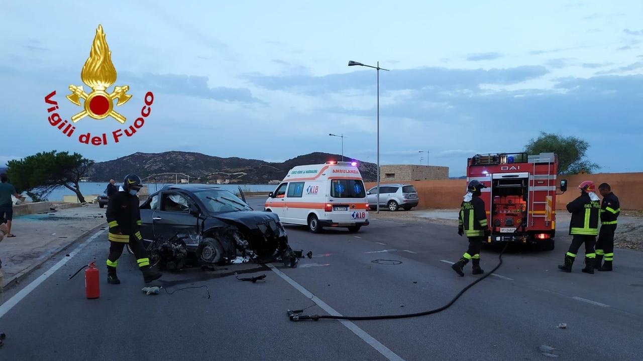La Maddalena, esce di strada e l'auto sbatte contro il muro di protezione su una scarpata: conducente in ospedale