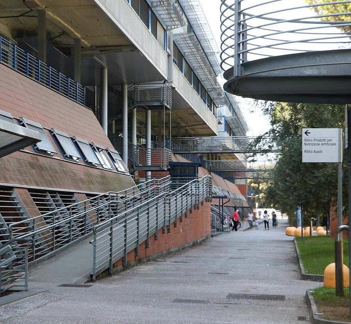 «Gli ausili sono pronti», ma la donna è morta 
