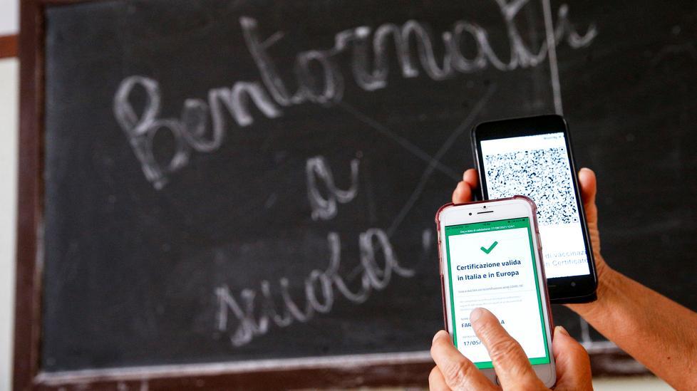 Insegnante senza Green pass pretende di entrare a scuola: scoppia il caos e arrivano i carabinieri 